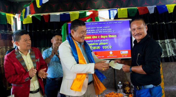 पूर्वमन्त्री रेशम लामाले गरे तामाङ पत्रकार भक्तपुरलाई पचास हजार आर्थिक सहयोग